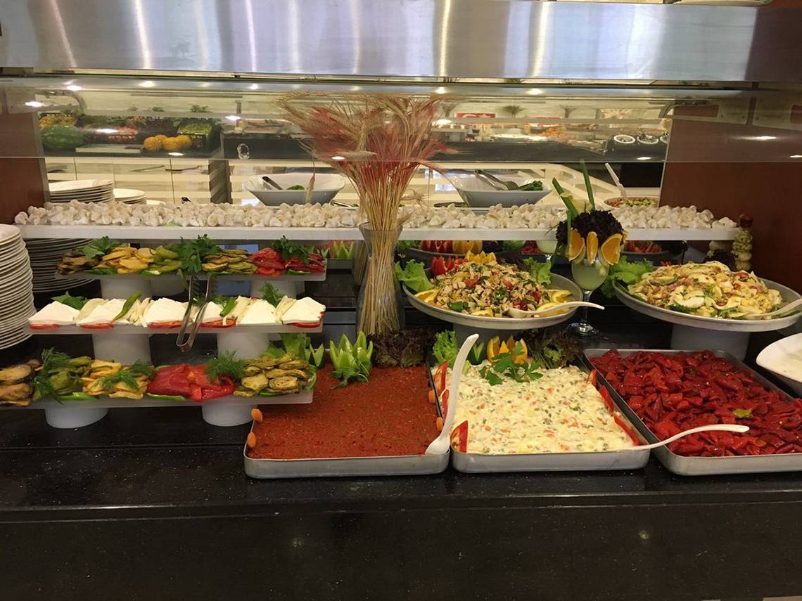 Buffet-Tisch im Riviera Hotel & Spa mit verschiedenen Salaten, Obst und anderen Gerichten.