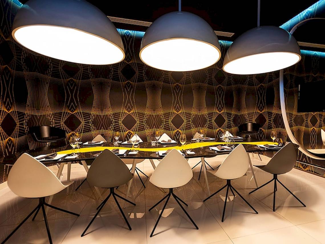 Innenansicht des Restaurants im Temptation Cancun Resort mit runden Lampen und modernen Möbeln.