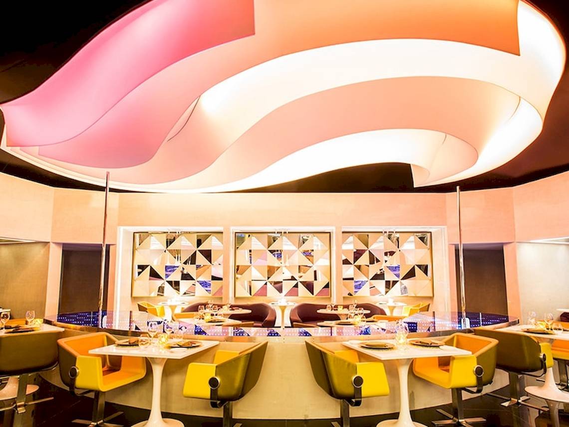 Innenansicht des Restaurants im Temptation Cancun Resort mit geschwungener Decke und moderner Inneneinrichtung.