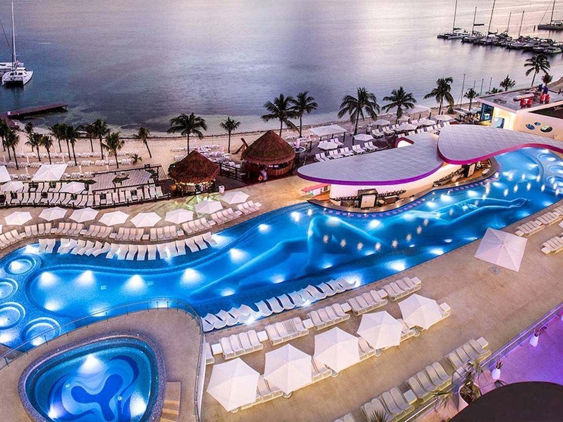 Luftaufnahme des Temptation Cancun Resort mit Pool, Lounge-Stühlen und Palmen