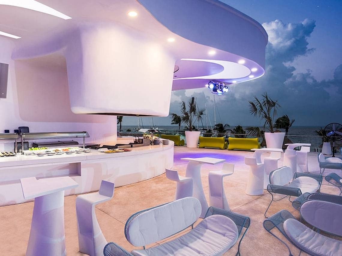 Dachterrasse des Temptation Cancun Resorts mit moderner Inneneinrichtung und Blick auf das Meer