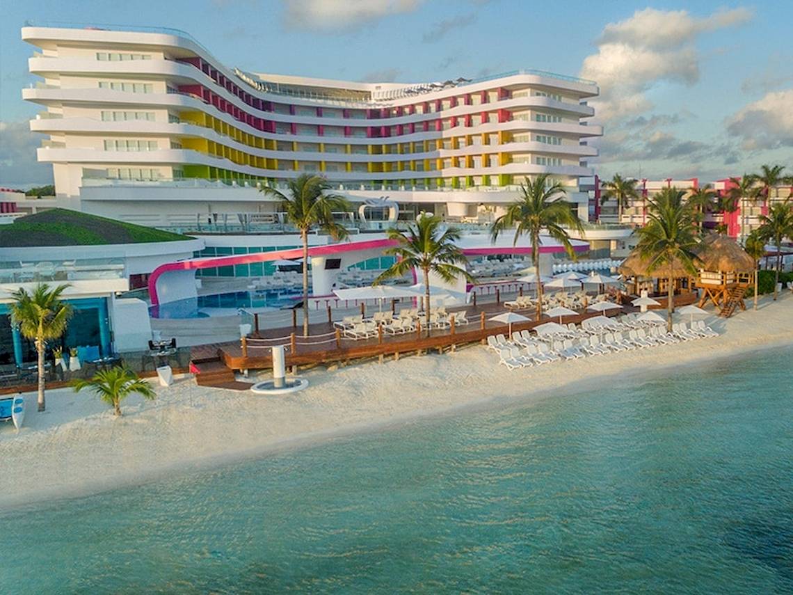 Luftaufnahme des Temptation Cancun Resorts mit Swimmingpool und weißen Sonnenliegen am Strand