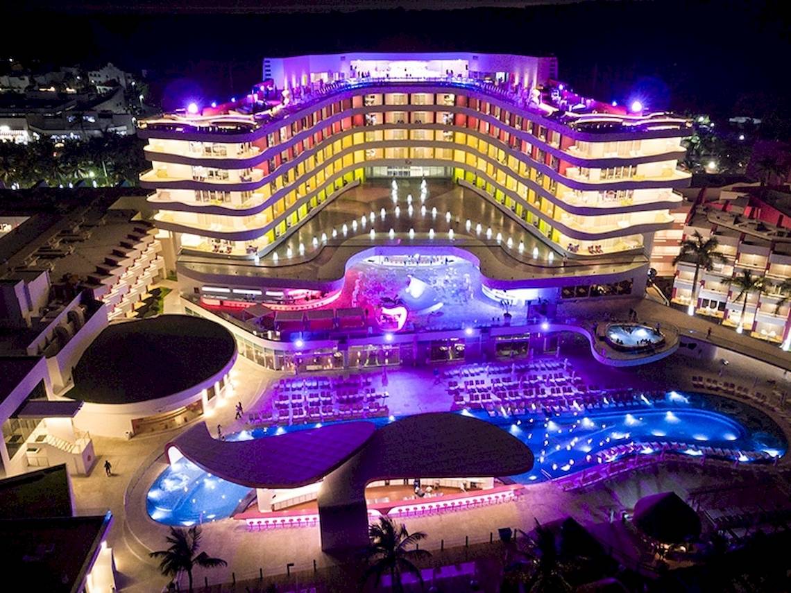 Temptation Cancun Resort bei Nacht mit beleuchteten Gebäuden und Pools