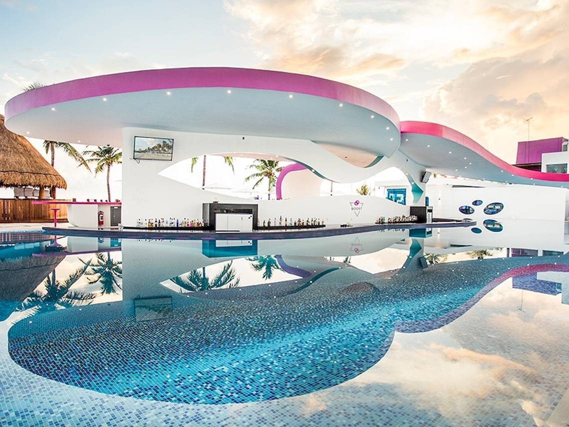 Poolbar im Temptation Cancun Resort mit futuristischem Design und blauem Pool.