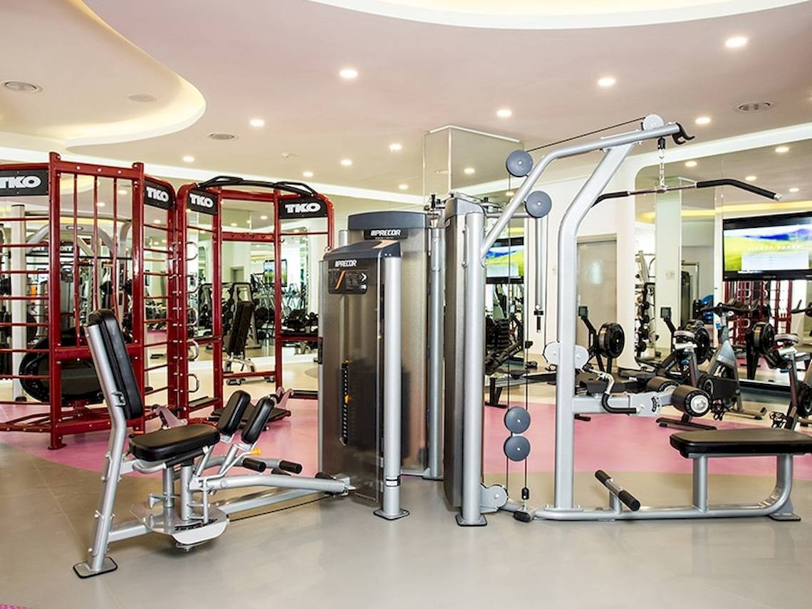 Fitnessstudio im Temptation Cancun Resort mit verschiedenen Trainingsgeräten.