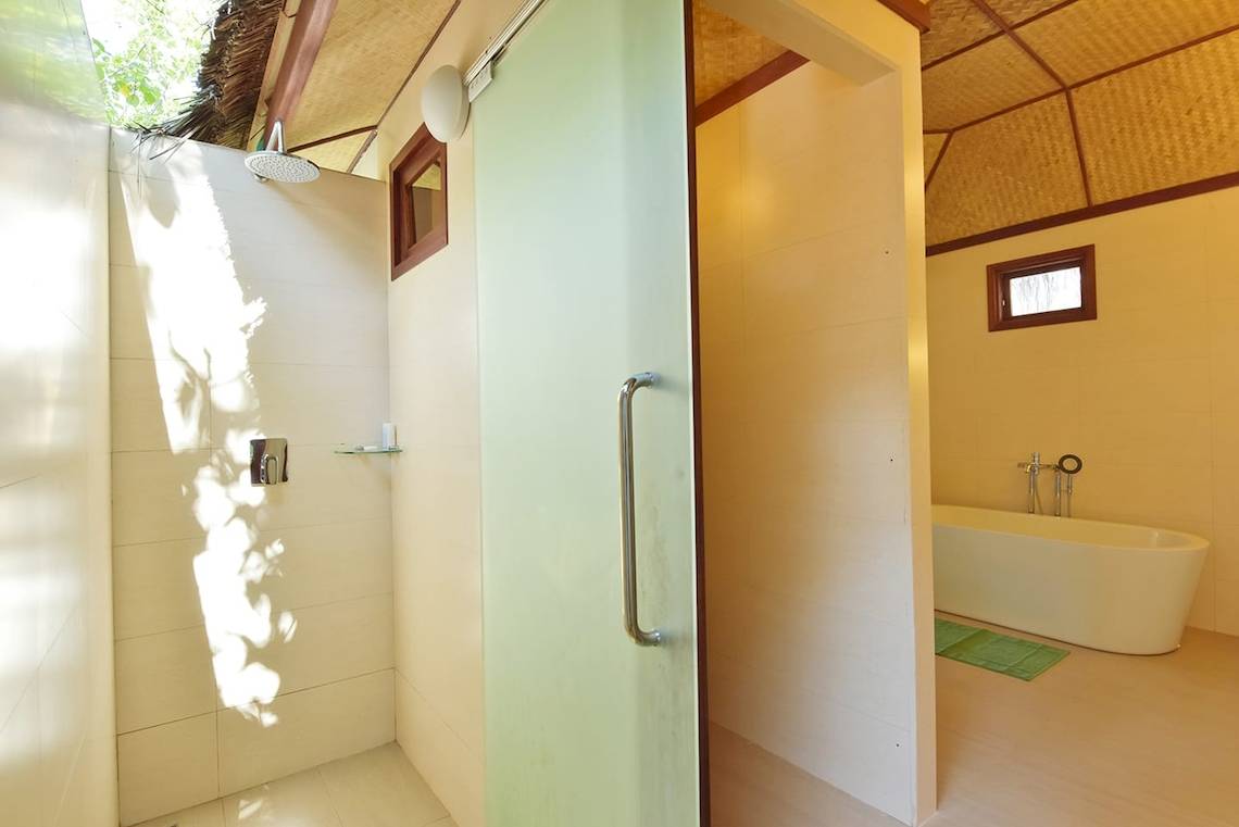 Ein Badezimmer im Thulhagiri Island Resort mit einer Dusche und Badewanne.