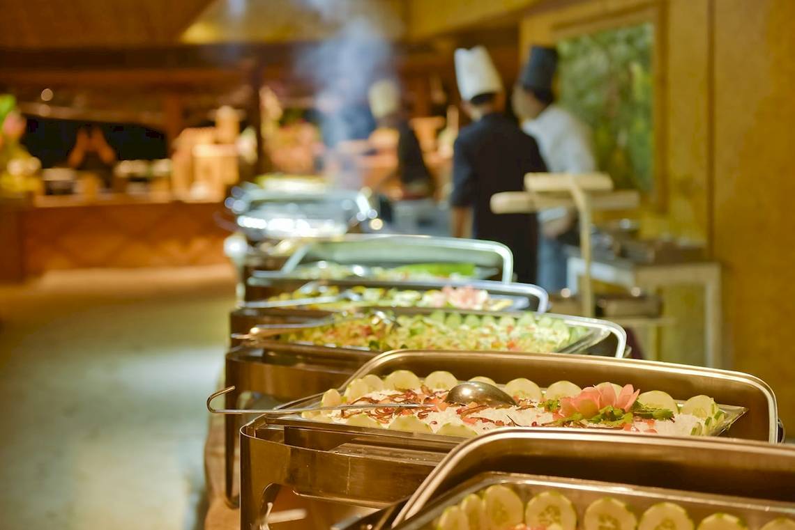 Buffet-Tisch im Thulhagiri Island Resort mit verschiedenen Gerichten und Köchen im Hintergrund.