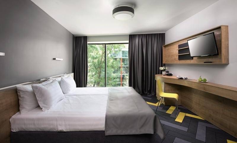 Hotelzimmer im HVD Club Bor mit Doppelbett, Dekor und Schreibtisch