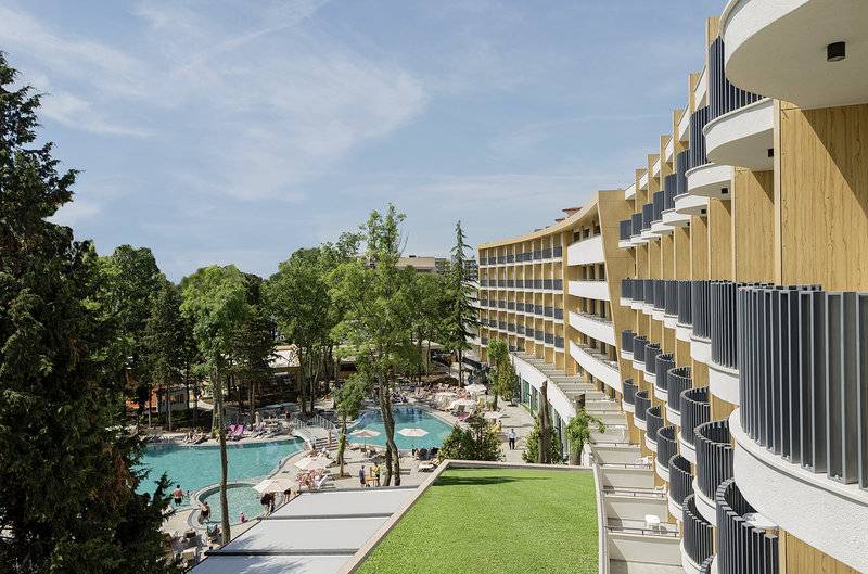 Außenansicht des HVD Club Bor Hotels mit Swimmingpool und Gärten.