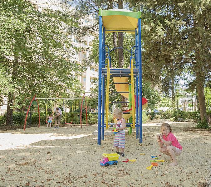 Kinder spielen im Sandkasten auf dem Spielplatz des HVD Club Bor Hotels.