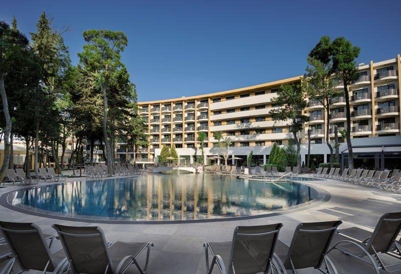 Außenbereich des HVD Club Bor Hotels mit Swimmingpool und Sonnenliegen.