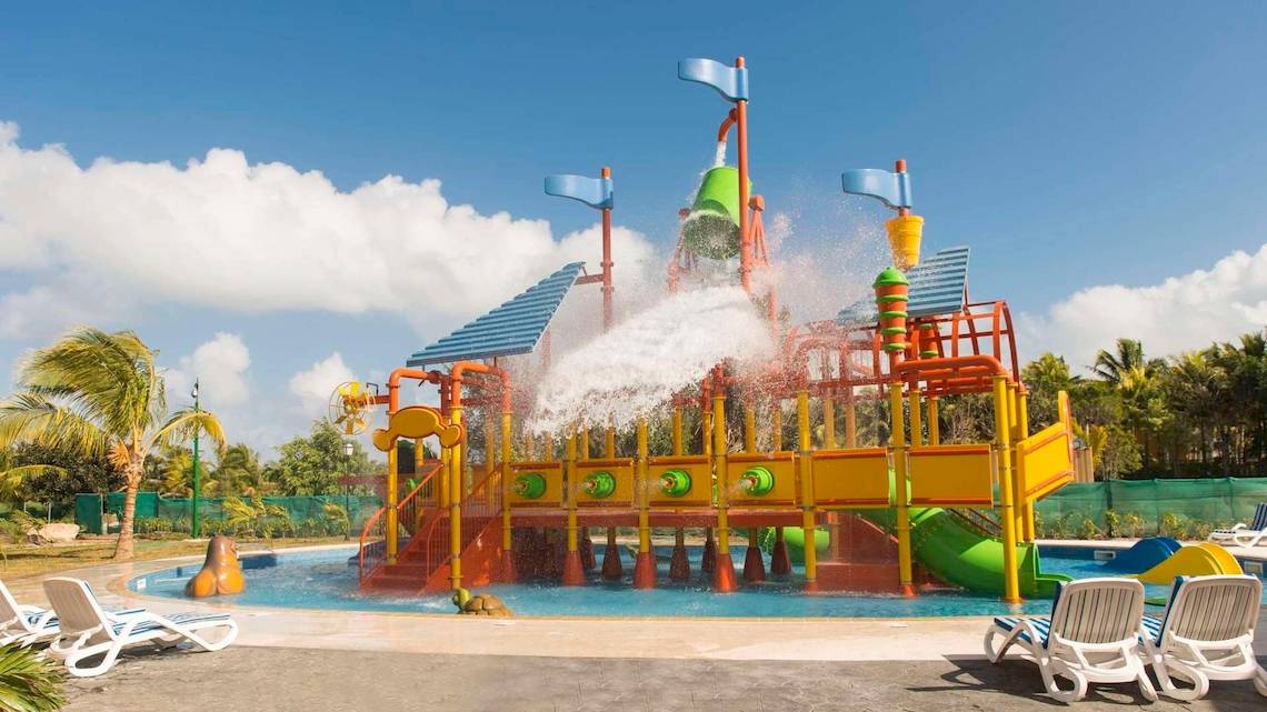 Wasserpark im Iberostar Selection Varadero Hotel mit bunten Strukturen und Wassersprudel