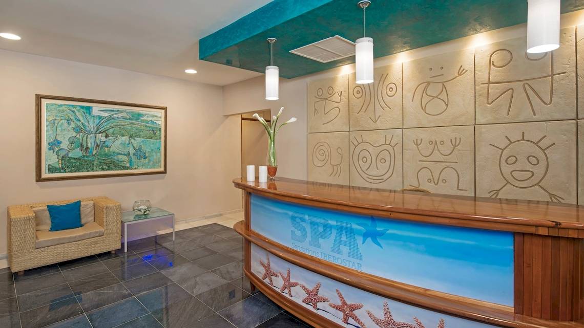 Hotelrezeption des Iberostar Selection Varadero mit modernen Möbeln und dekorativen Elementen.