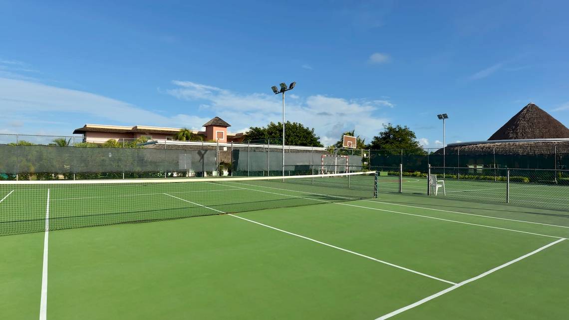 Tennisplatz im Iberostar Selection Varadero Hotel mit Gebäude im Hintergrund.
