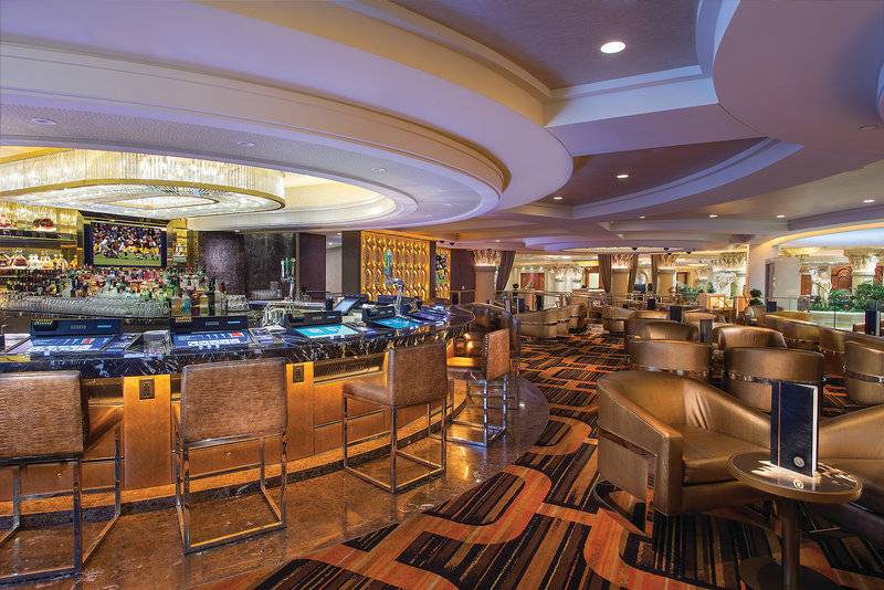 Innenansicht der Bar im Caesars Palace mit Theken, Stühlen und Fernseher.