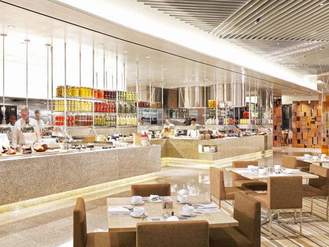 Innenansicht des Restaurants im Caesars Palace mit Buffet, Tischen und Stühlen.