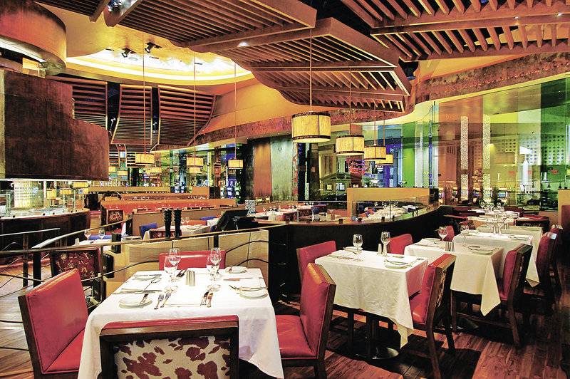 Innenansicht des Restaurants im Caesars Palace Hotel mit gedeckten Tischen und Stühlen.