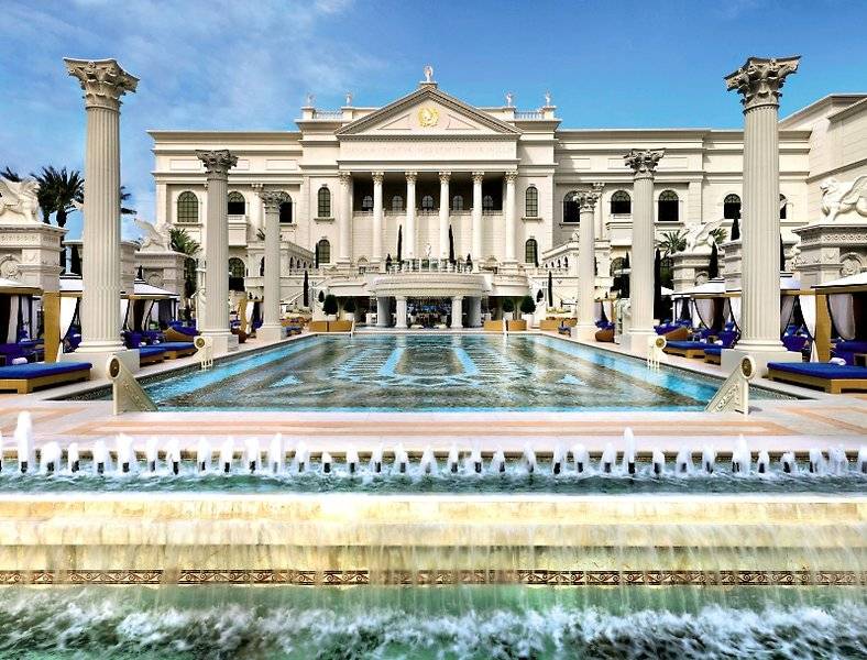 Vorderansicht des Caesars Palace mit großem Brunnen und Kolonnaden.