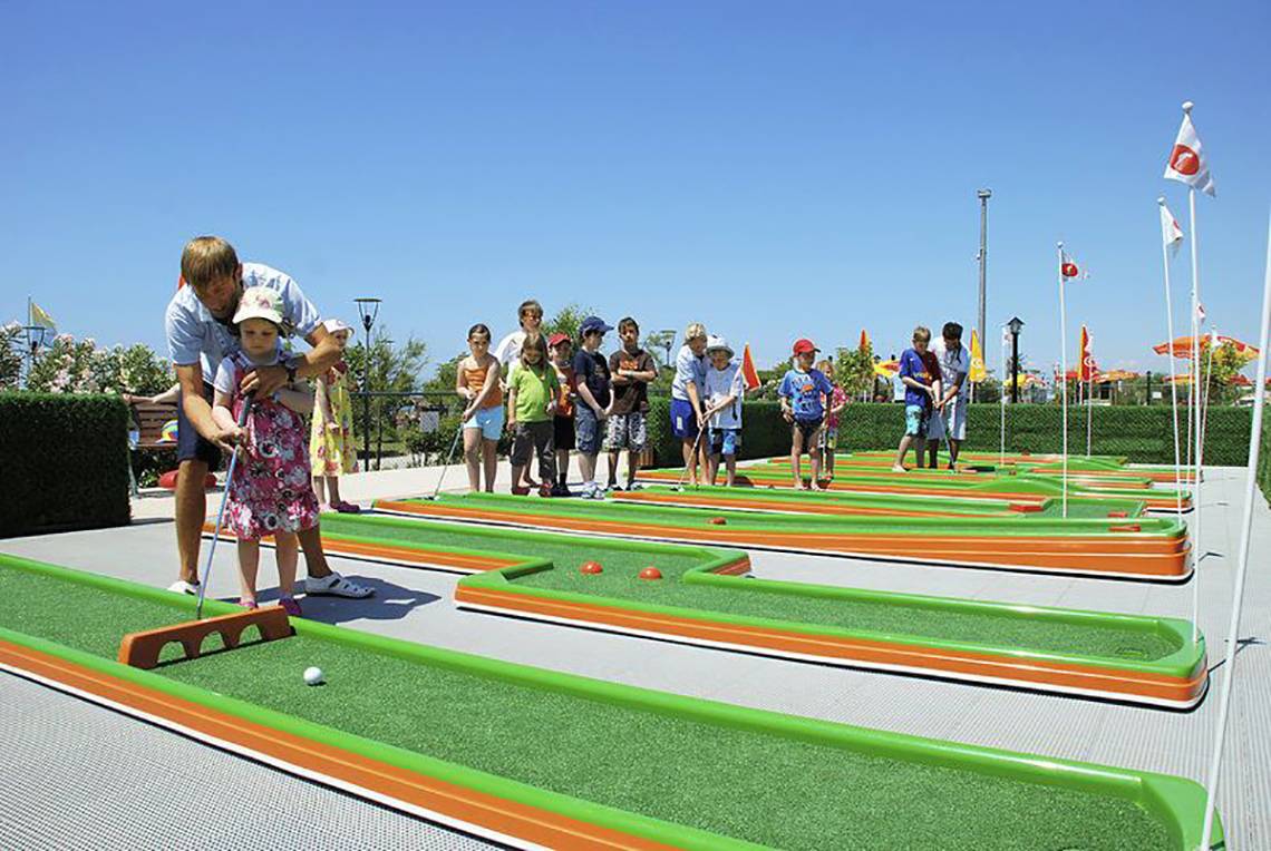 Monachus Hotel & Spa bietet einen Golfkurs für Kinder im Freien.