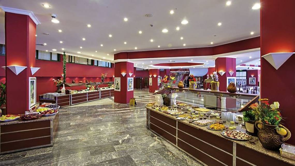 Buffet im Miramare Beach Hotel mit vielen Gerichten und Dekorationen.