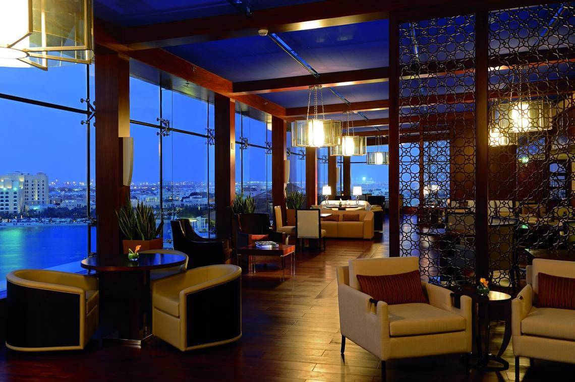 Abendblick auf die Stadt vom Hotellounge des Ritz Carlton Abu Dhabi Grand Canal.