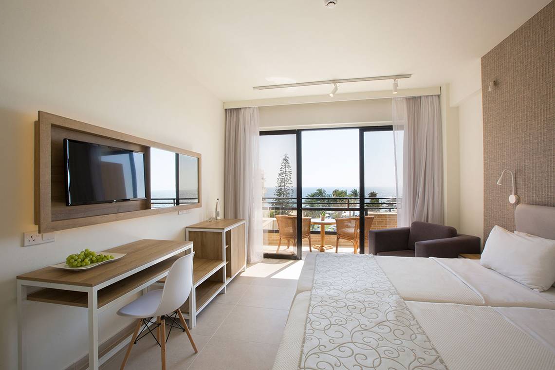 Innenansicht eines Zimmers im Venus Beach Hotel mit Blick auf das Meer.