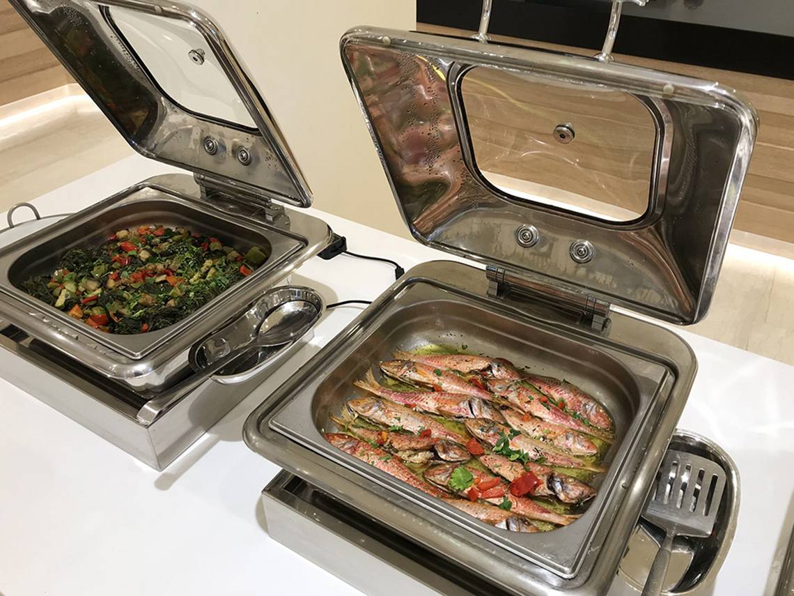 Zwei Edelstahl-Buffet-Schalen im Aphrodite Beach Club mit Gemüse und Fisch