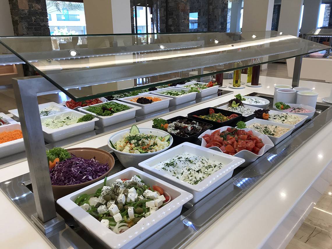 Buffet im Aphrodite Beach Club Hotel mit verschiedenen Salaten und Gemüsen.