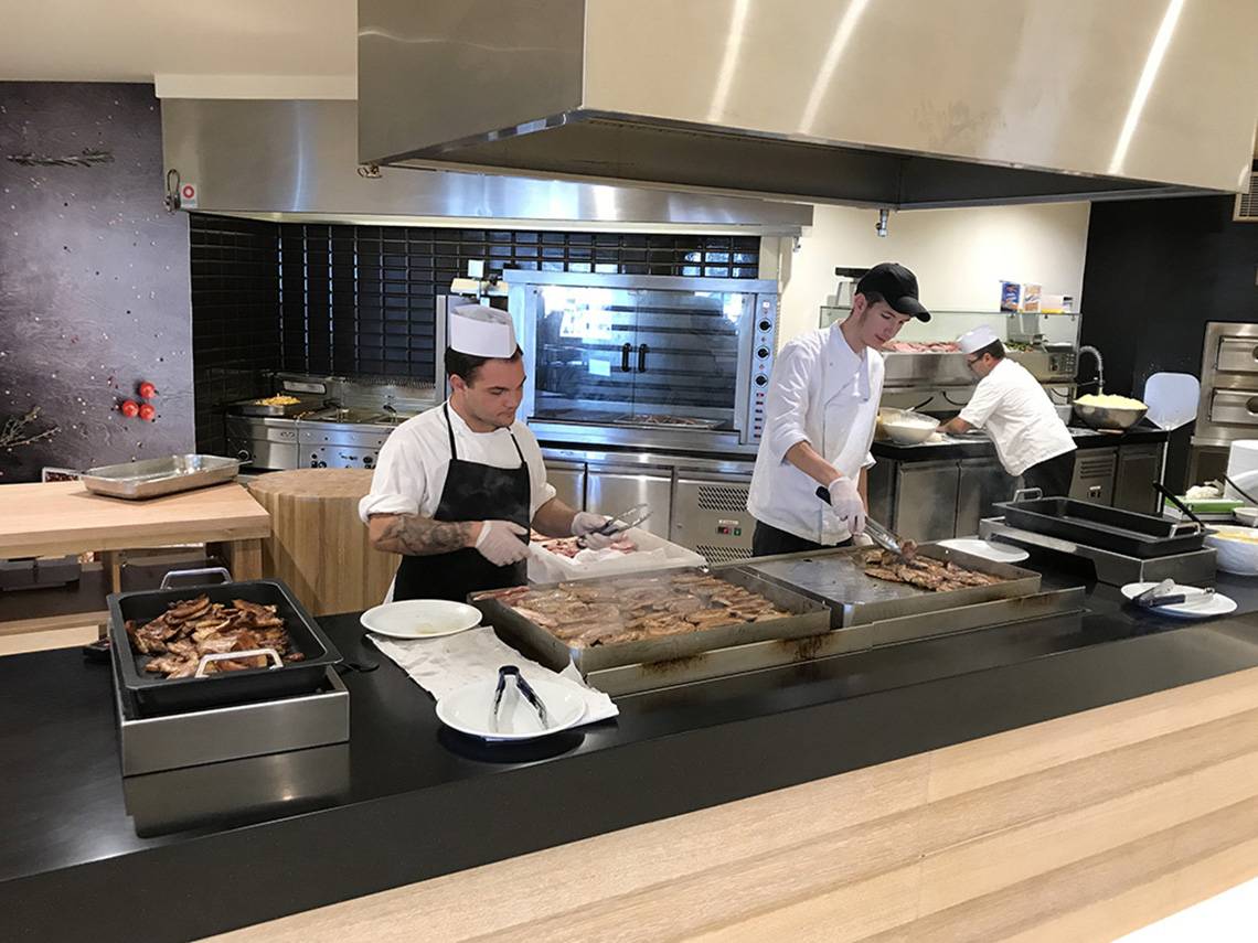 Das Küchenteam des Aphrodite Beach Club bereitet Essen zu.
