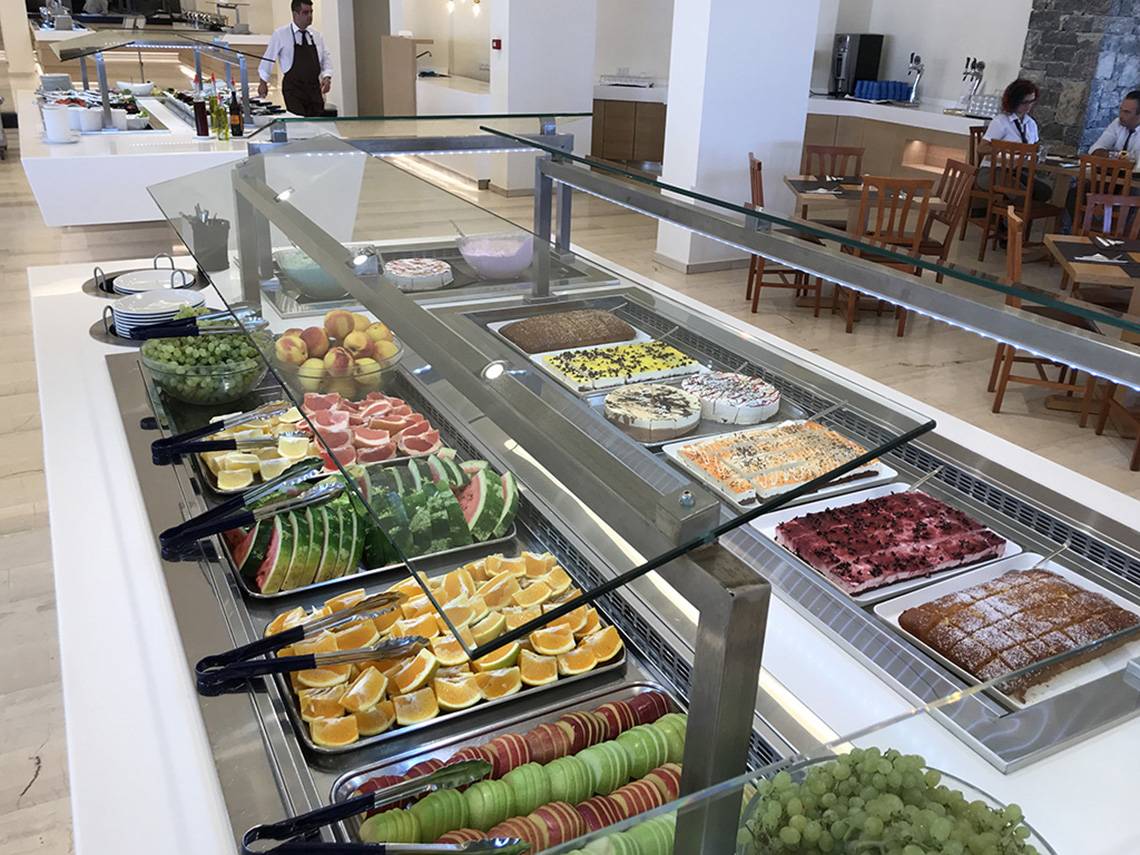 Buffet-Tisch im Aphrodite Beach Club Hotel mit verschiedenen Früchten und Desserts.