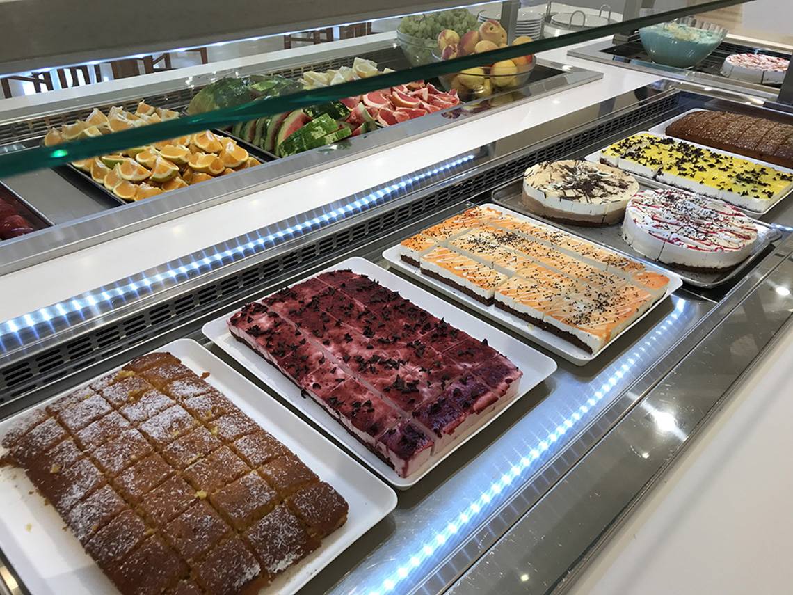 Dessertbuffet im Aphrodite Beach Club Hotel mit verschiedenen Kuchen und Obst.