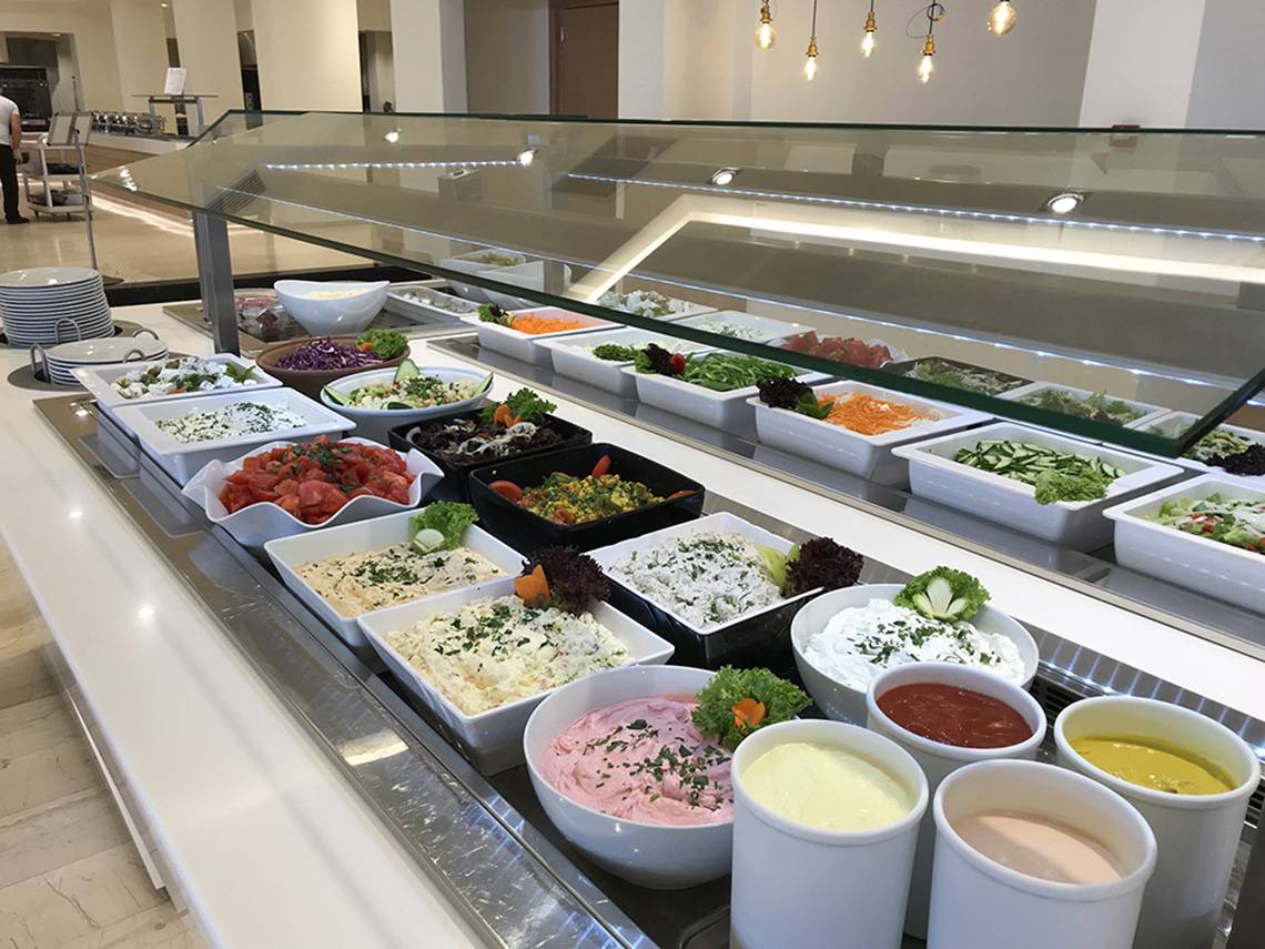 Buffet im Aphrodite Beach Club Hotel mit verschiedenen Salaten und Dips.