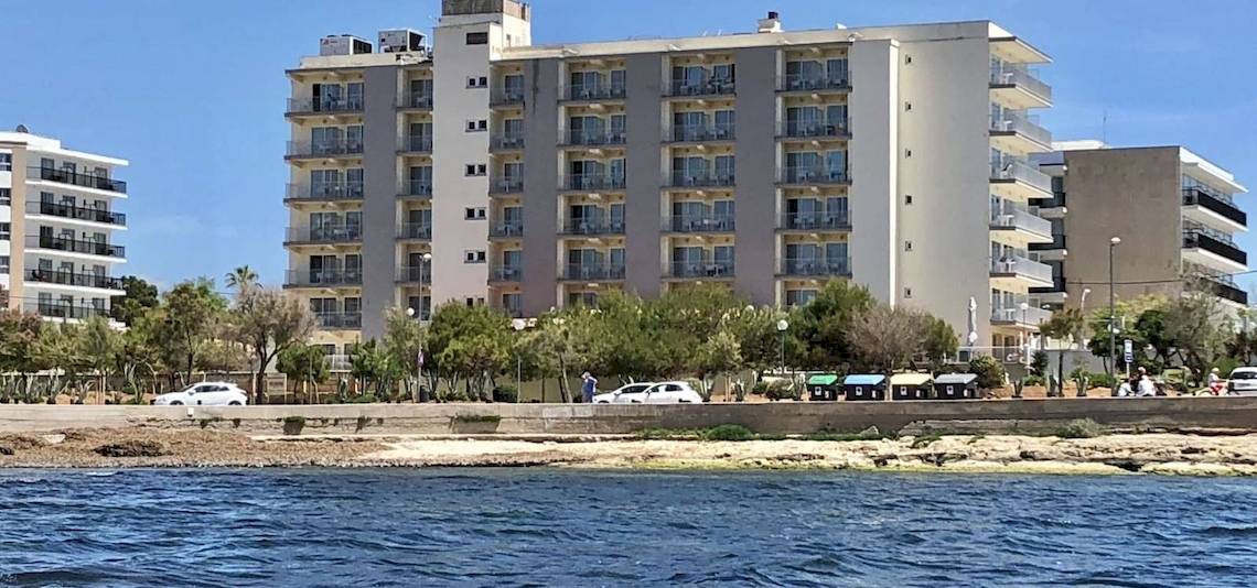 Außenansicht des BQ Apolo Hotels mit mehreren Stockwerken und Bäumen davor.