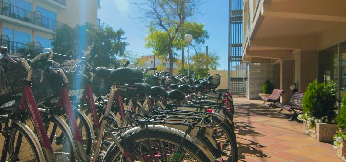 Mehrere Fahrräder sind vor dem BQ Apolo Hotel geparkt.