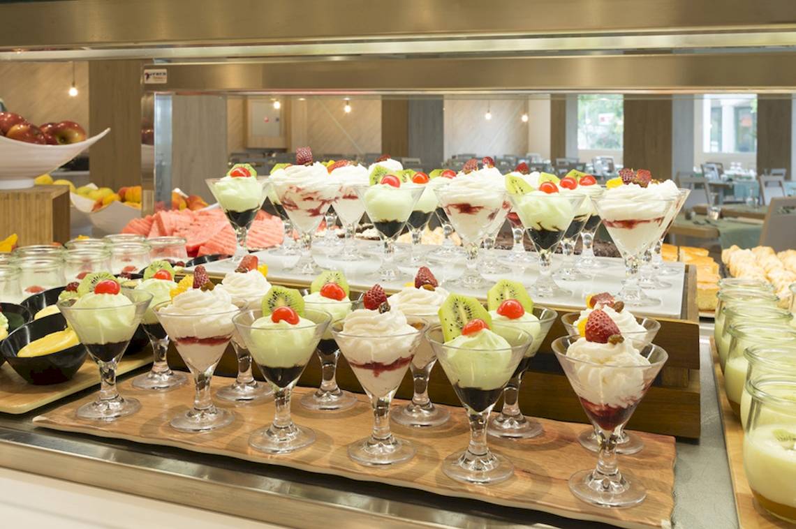 Dessertbuffet im HSM Linda Playa Hotel mit verschiedenen Eisspeisen und Früchten.