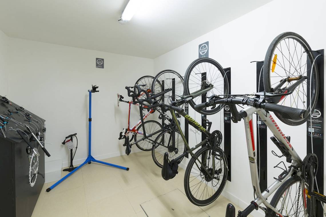 Fahrräder in einer Reihe aufgehängt im Fahrradabstellraum des HSM Linda Playa Hotels.