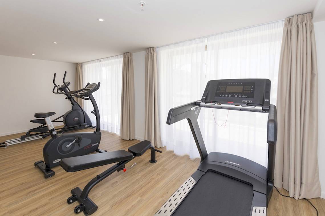 Fitnessraum im HSM Linda Playa Hotel mit einem Laufband, einem Stepper und einem Kraftgerät.