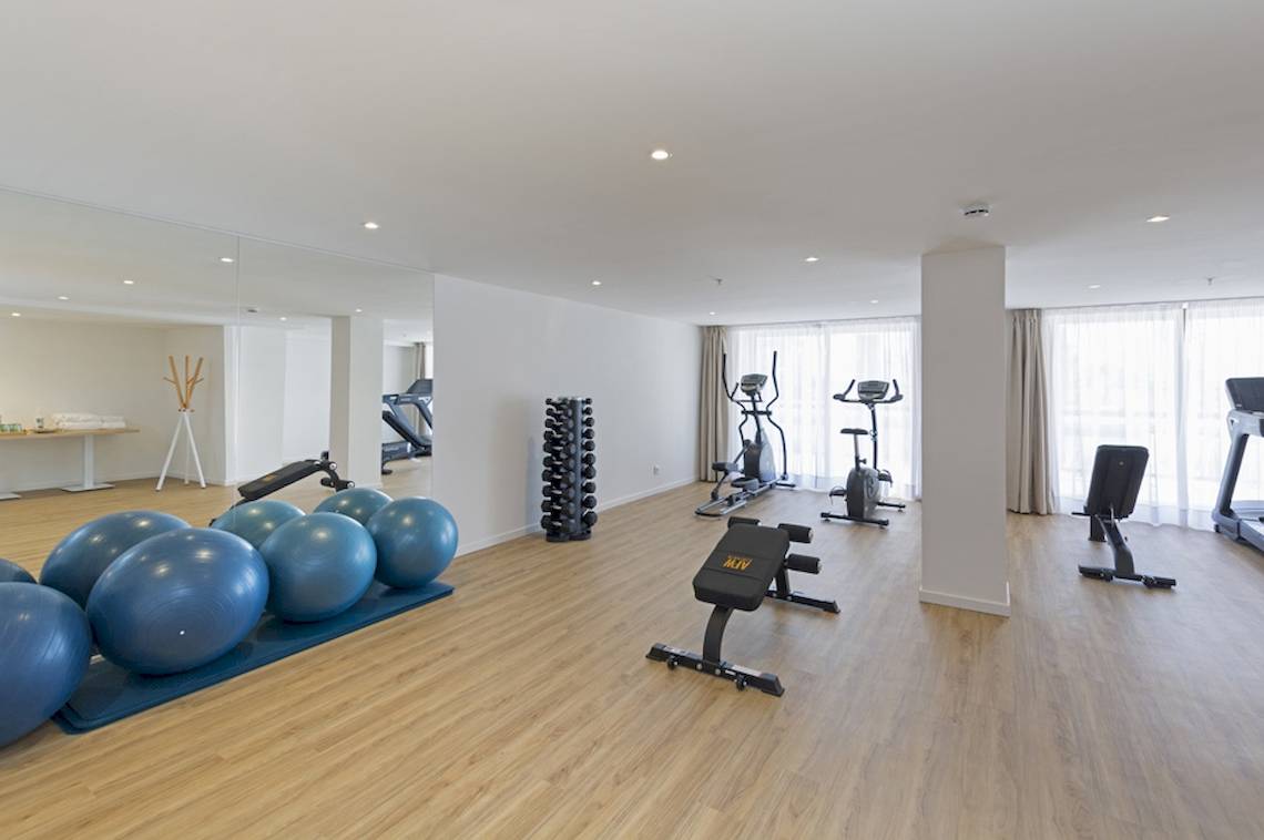 Fitnessraum im HSM Linda Playa Hotel mit diversen Trainingsgeräten und blauen Gymnastikbällen.
