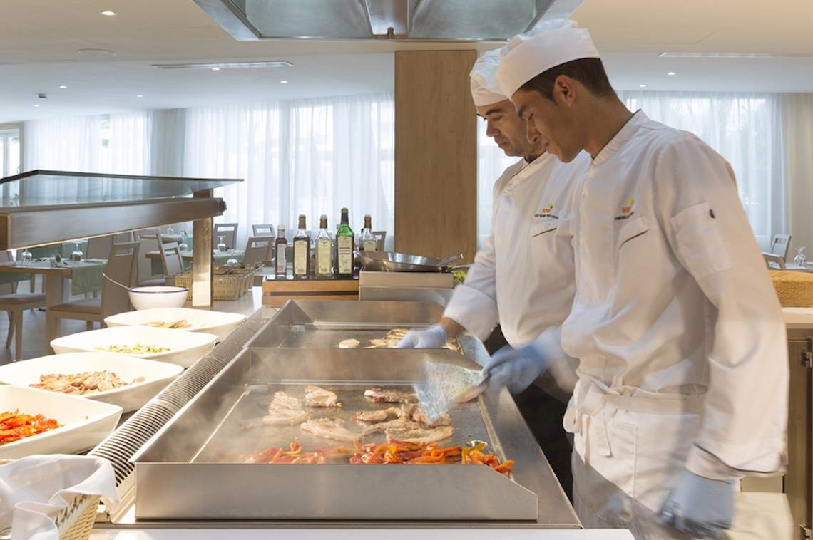 Chefs bereiten Essen in der Küche des HSM Linda Playa Hotels zu.