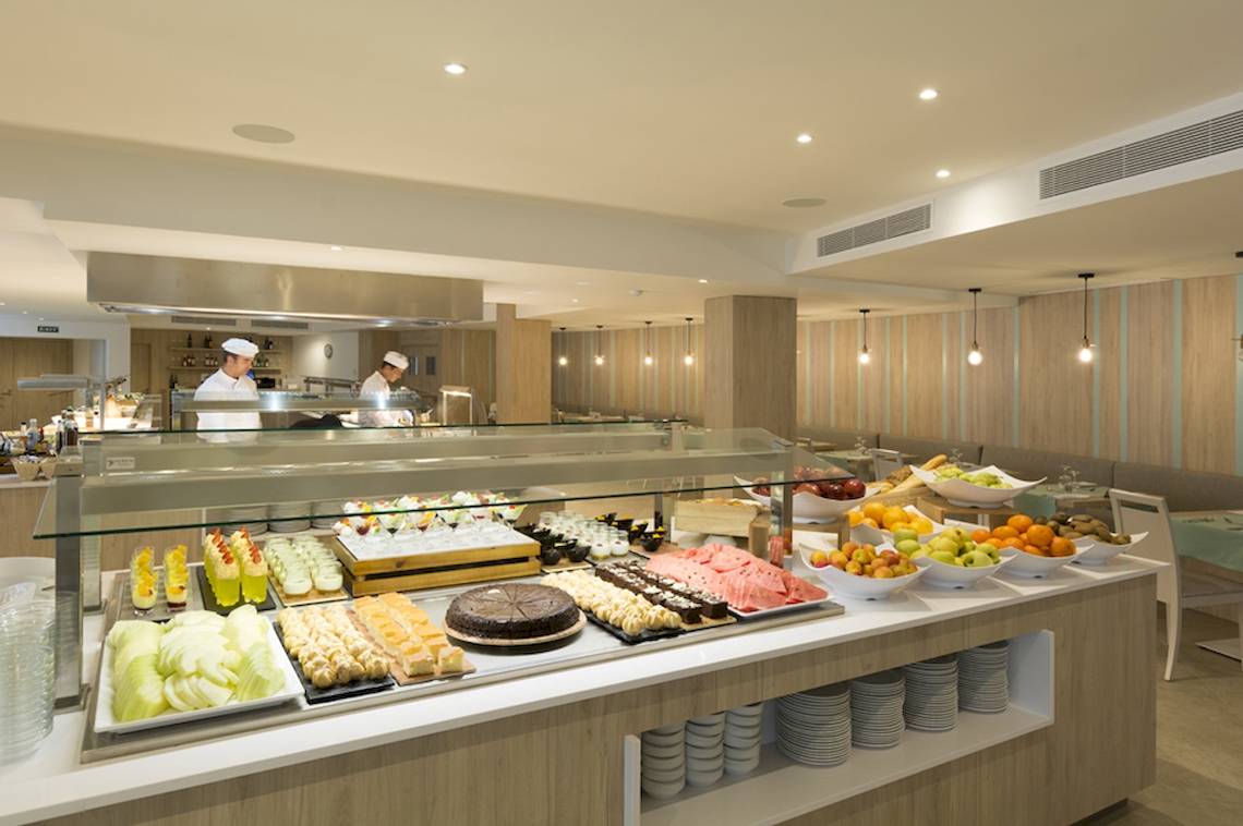 Buffet im HSM Linda Playa Hotel mit verschiedenen Desserts und Früchten.