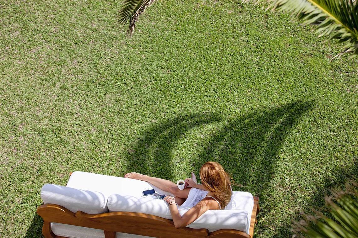 Frau auf einem weißen Sofa im Freien im Mrs Chryssana Beach Hotel