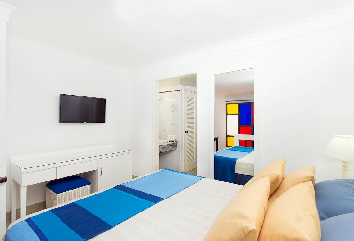 Schlafzimmer im Be Live Experience Las Morlas Hotel mit Fernseher, Bett, Schreibtisch und Lampe.