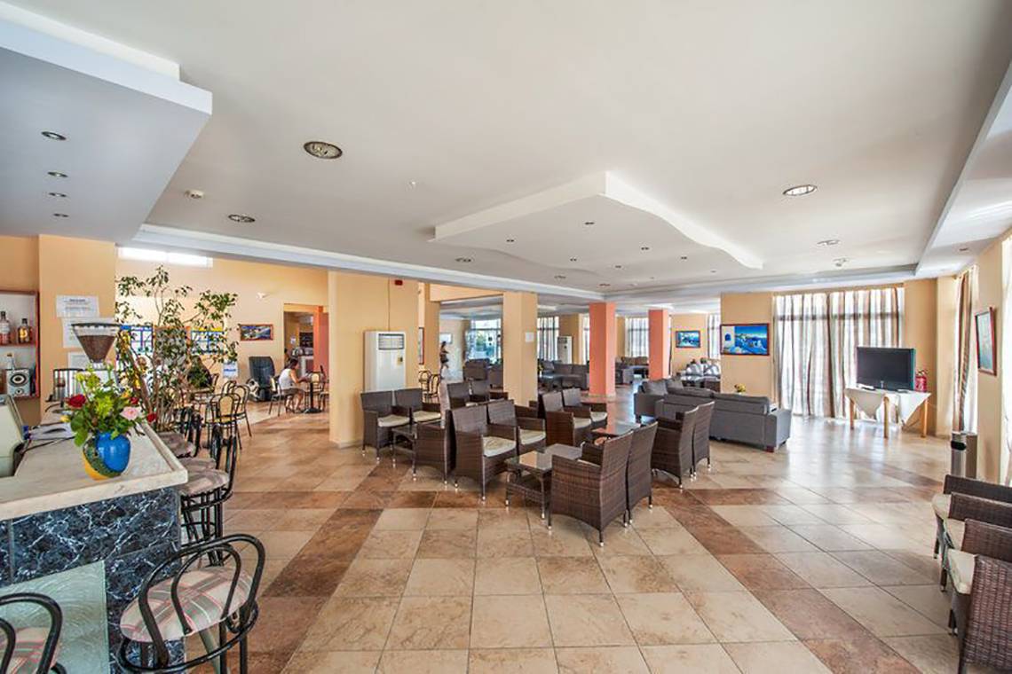 Lobby des Pyli Bay Hotels mit Sitzbereichen und Dekoration.