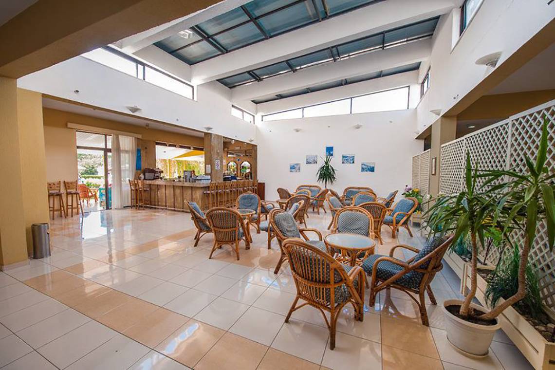Loungebereich im Pyli Bay Hotel mit vielen Stühlen und Tischen.