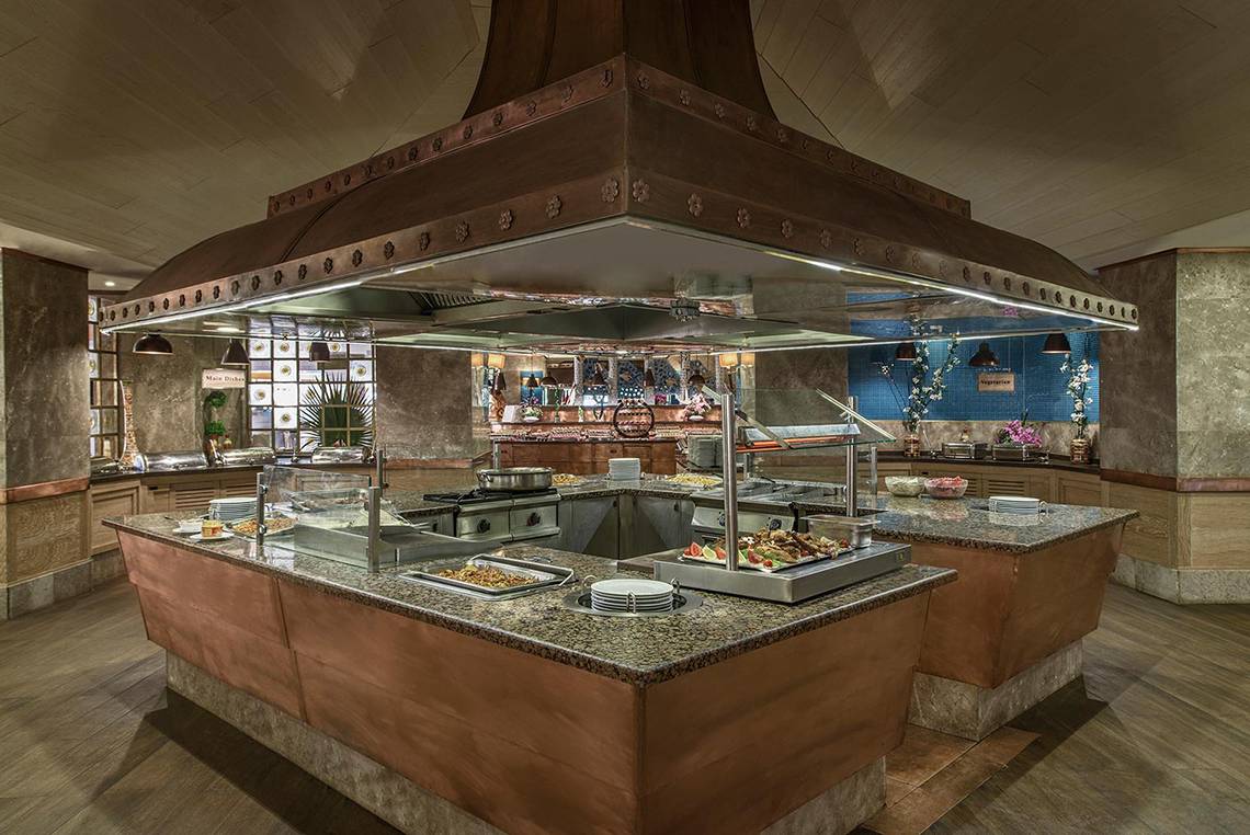 Innenansicht des Restaurants im Megasaray Club Belek mit mehreren Essensstationen und einer großen Kupferhaube.