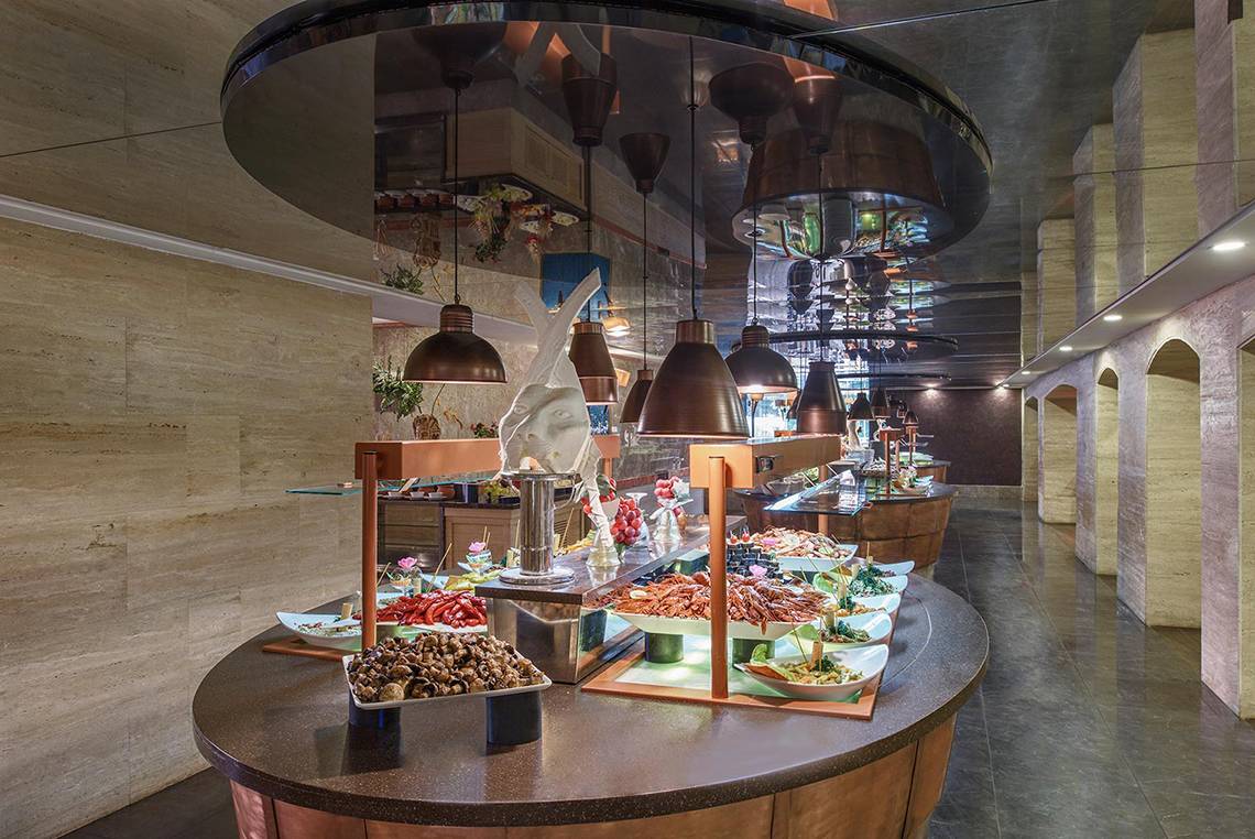 Buffetbereich im Megasaray Club Belek Hotel mit verschiedenen Speisen und dekorativen Leuchten.