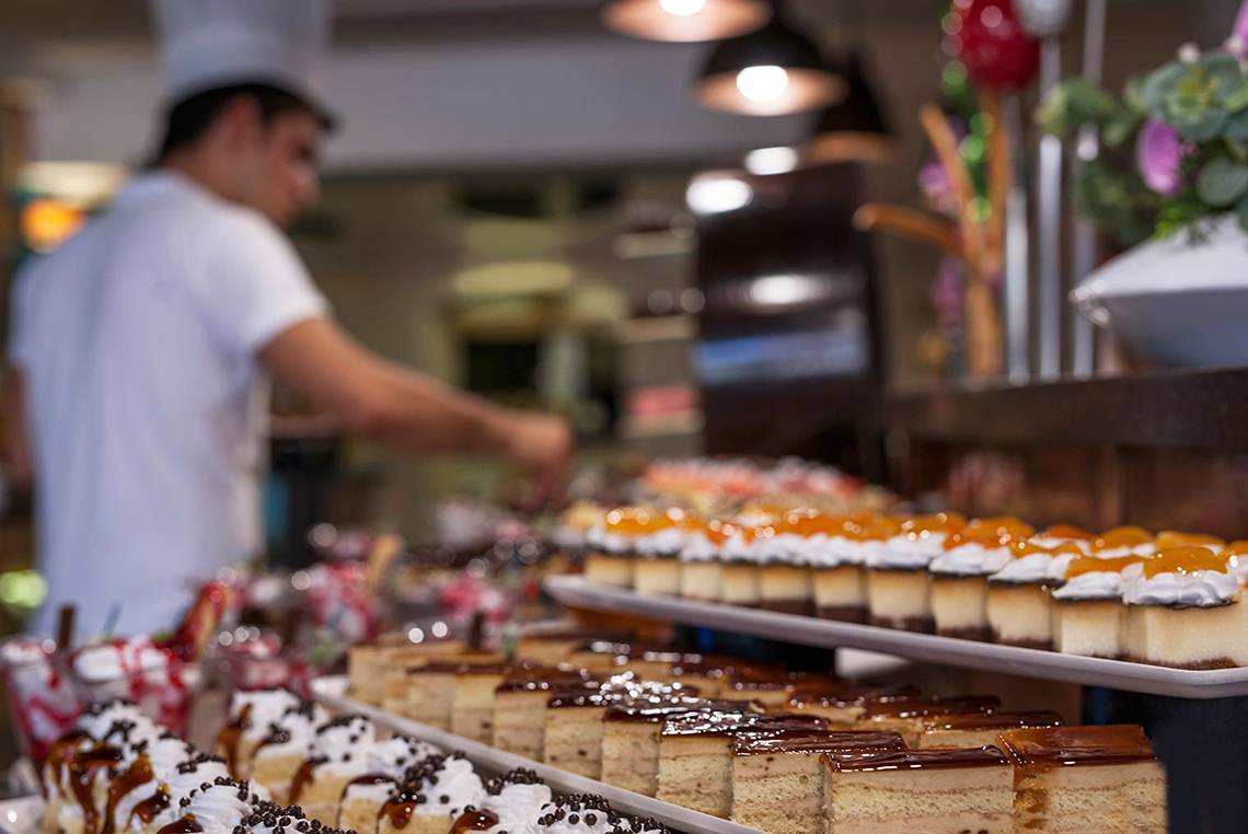 Dessertbuffet im Megasaray Club Belek Hotel mit verschiedenen Kuchen und Desserts.