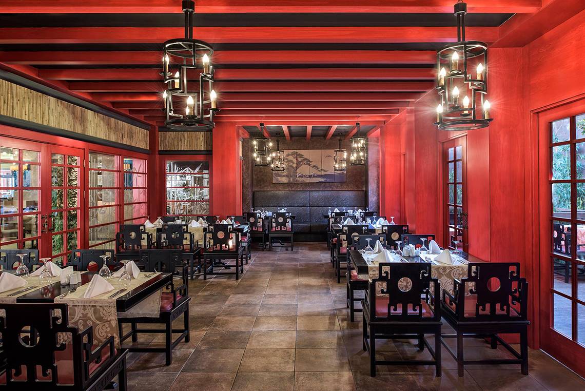 Innenansicht des Restaurants im Megasaray Club Belek mit roten Wänden und traditionellen chinesischen Möbeln.