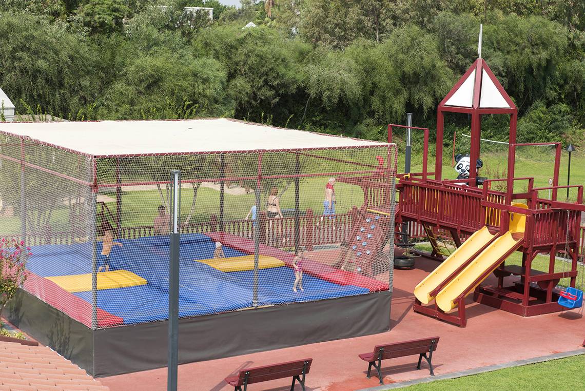 Freizeitpark im Megasaray Club Belek Hotel mit Trampolin, Rutsche und Spielturm.