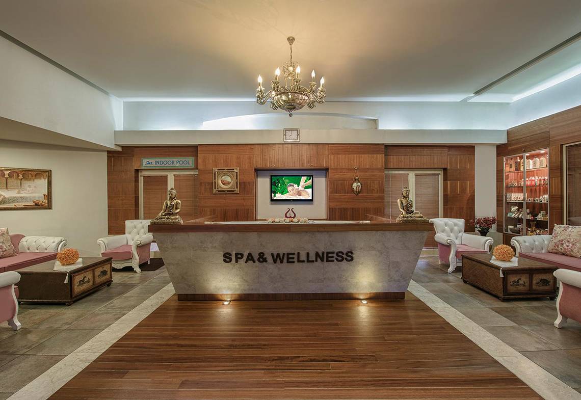 Spa- und Wellnessbereich des Megasaray Club Belek Hotels mit Rezeptionstresen und Buddha-Statuen.